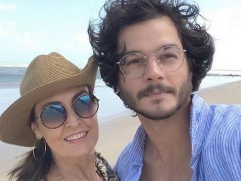 Fátima Bernardes curte praias do Nordeste com Túlio Gadelha