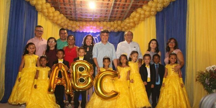 Escola Menino Jesus realiza formatura com sucesso