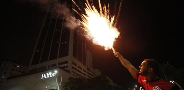 Torcedor do Flamengo solta rojão em frente ao hotel do Independiente (Crédito: Marcos de Paulo/Agência O Globo)