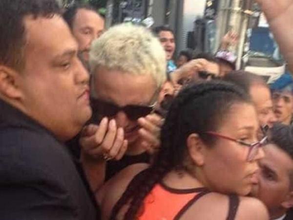 Pabllo Vittar tem crise de choro ao ficar presa em multidão de fãs