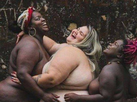 Bailarina plus size de Anitta posa nua ao lado de duas modelos