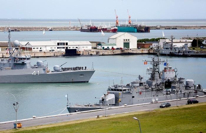 Barco argentino Comandante Espora, na base naval de Mar del Plata, na Argentina, é utilizado na busca por submarino desaparecido, em imagem de 18 de novembro (Crédito: AP)
