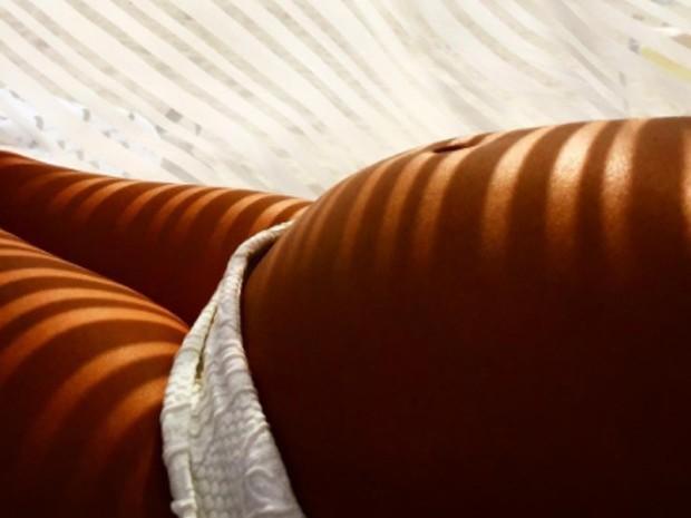 José Loreto posta foto da barriga de Débora Nascimento