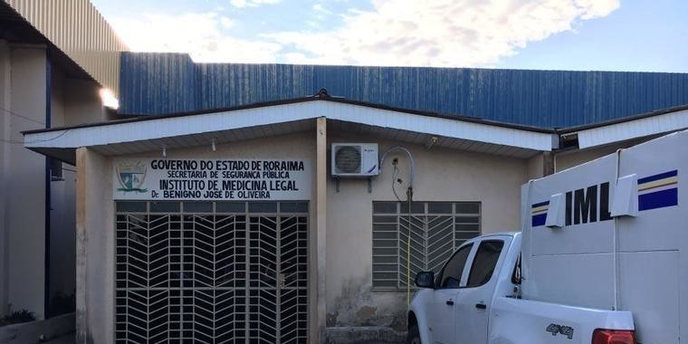 Homem tem cabeça esmagada por tronco de árvore que ele cortava