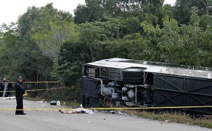 Ônibus de turista capota e mata 12 pessoas no México
