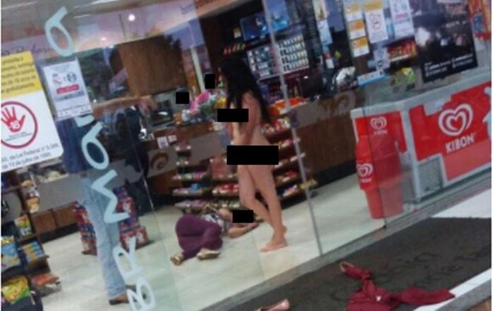 Mulher tem surto, fica pelada e faz baderna em posto de gasolina