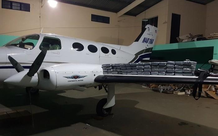 Gêmeos espanhóis são presos com avião carregado de cocaína