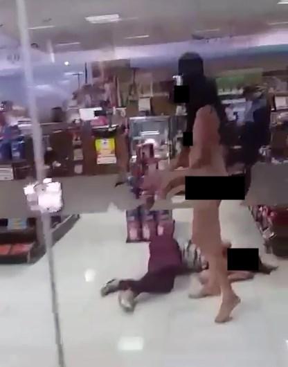 Mulher tem surto, fica pelada e faz baderna em posto de gasolina