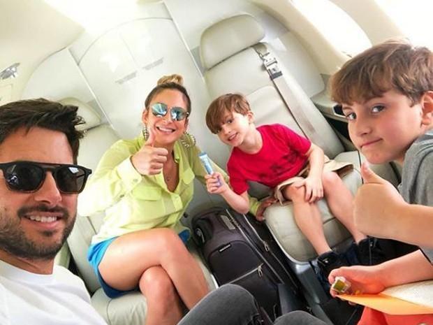 Claudia Leitte mostra família em jatinho e brinca: "Comportados"