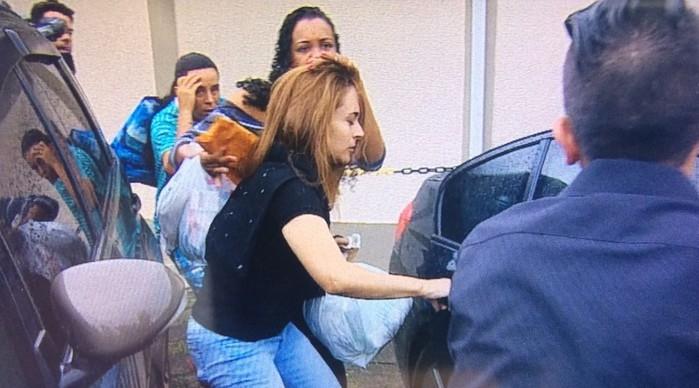 Anna Carolina Jatobá ao deixar a prisão na manhã desta sexta (22)