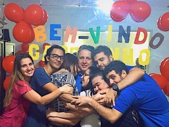 Após deixar prisão, Anthony Garotinho é recebido com festa em casa