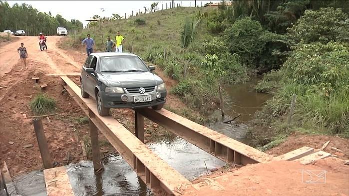 Ponte funciona com apenas duas barras de ferro (Crédito: TV Mirante)