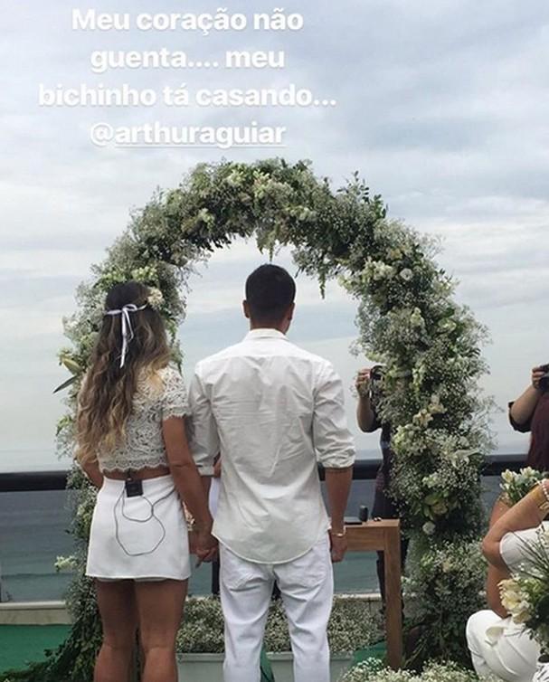 Mayra Cardi surpreende Arthur Aguiar e faz casamento surpresa