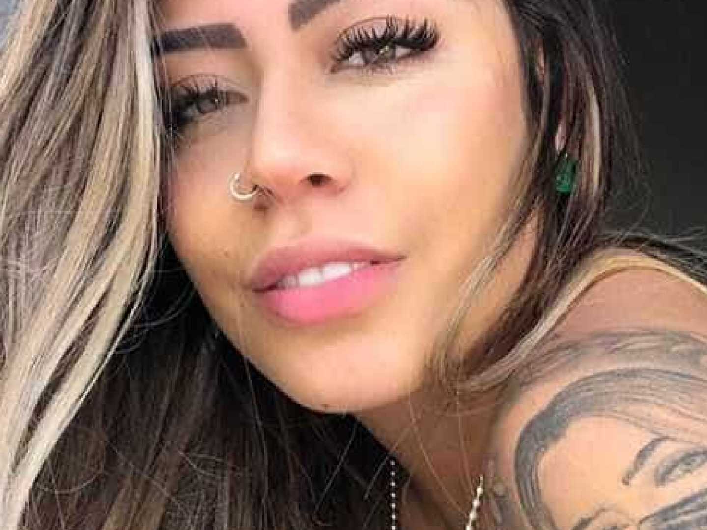 Irmã de Neymar mostra tatuagem com o próprio rosto em foto