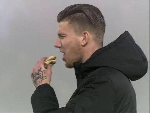 Jogador é retido de clube por comer sanduíche no intervalo de jogo