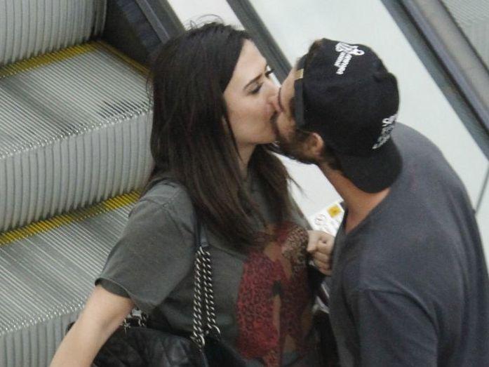 Tatá Werneck e Rafael Vitti são flagrados aos beijos em shopping