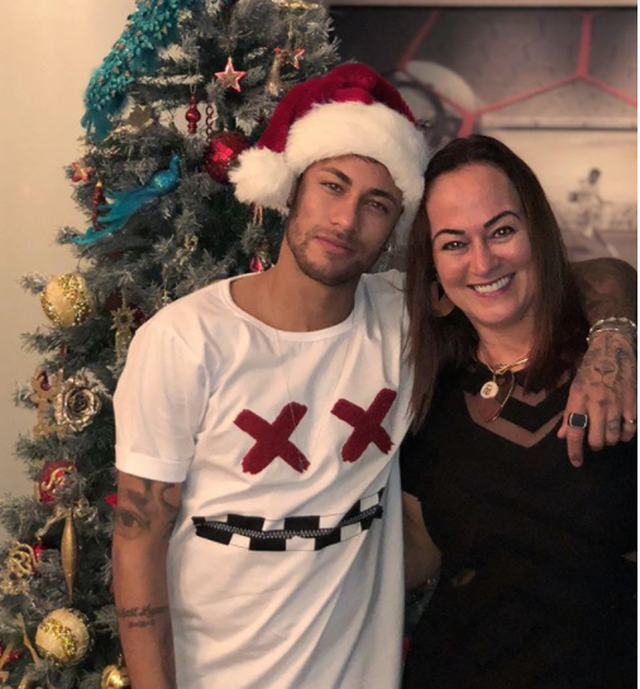 Neymar ao lado da mãe (Crédito: Instagram)