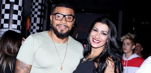 Naldo ao lado da mulher durante um evento