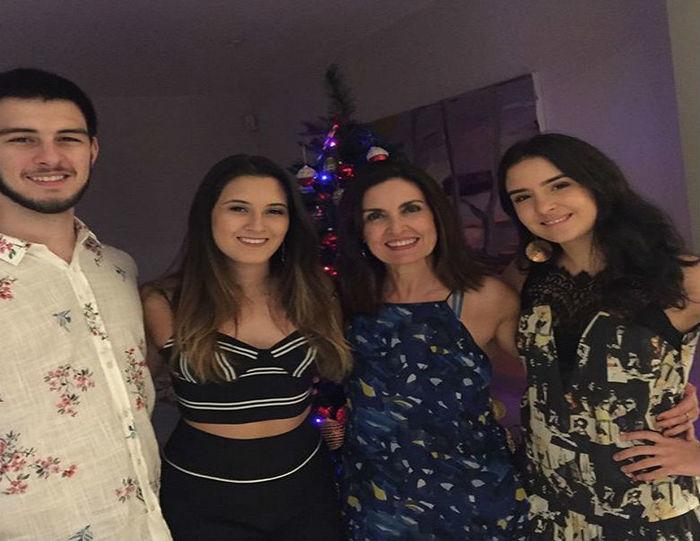 Fátima Bernardes ao lado dos filhos (Crédito: Instagram)