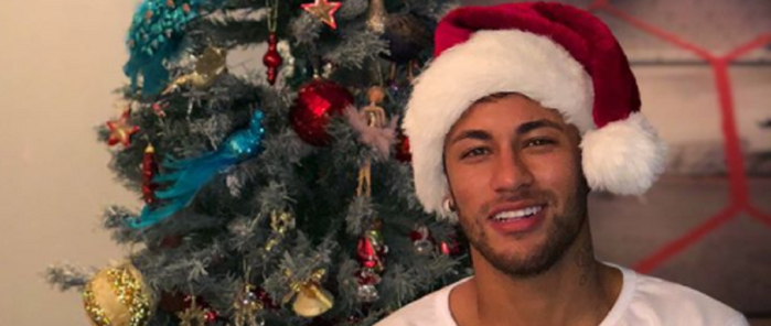 Jogador Neymar deseja Feliz Natal aos fãs ao lado da família