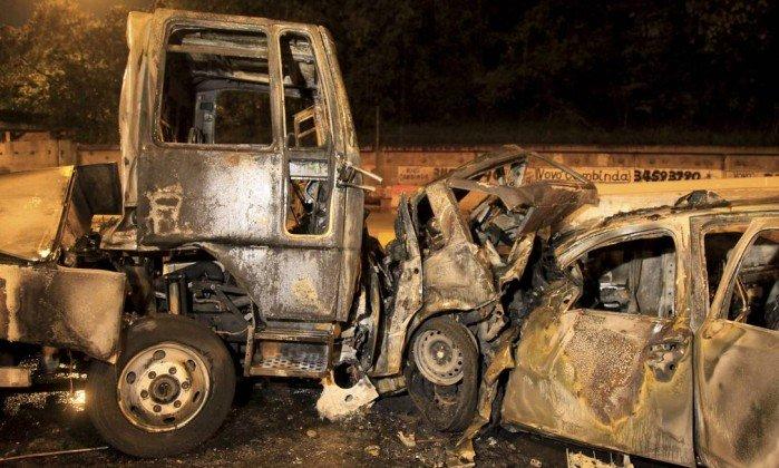 Veículo, onde estariam vítimas, completamente destruído depois de ser atingido nas partes dianteira e traseira (Crédito: Uanderson Fernandes / Agência O Globo)