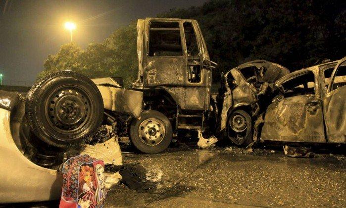 Veículo, onde estariam vítimas, completamente destruído depois de ser atingido nas partes dianteira e traseira (Crédito: Uanderson Fernandes / Agência O Globo)
