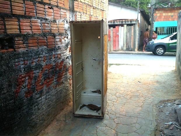 Corpo de adolescente é encontrado dentro de geladeira