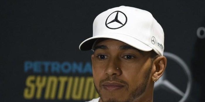 Hamilton é criticado na web ao dizer que meninos não usam vestido
