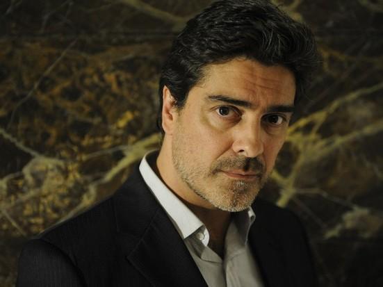 Junno Andrade posa de chifre e briga com seguidor: “Viado é a mãe"