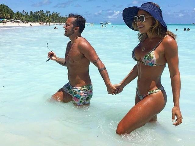 Thammy combina sunga com biquíni da namorada em praia