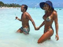 Thammy combina sunga com biquíni da namorada em praia