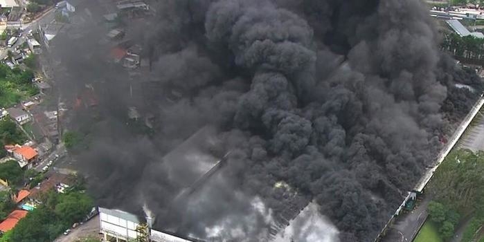Bombeiros mobilizam 20 carros para apagar incêndio em galpão