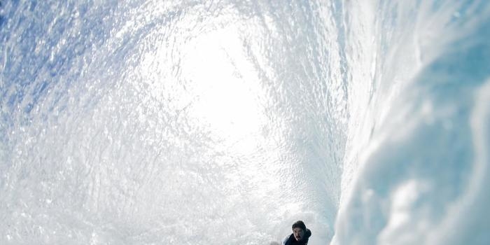 Surfista brasileiro sofre grave acidente no Havaí; veja imagens