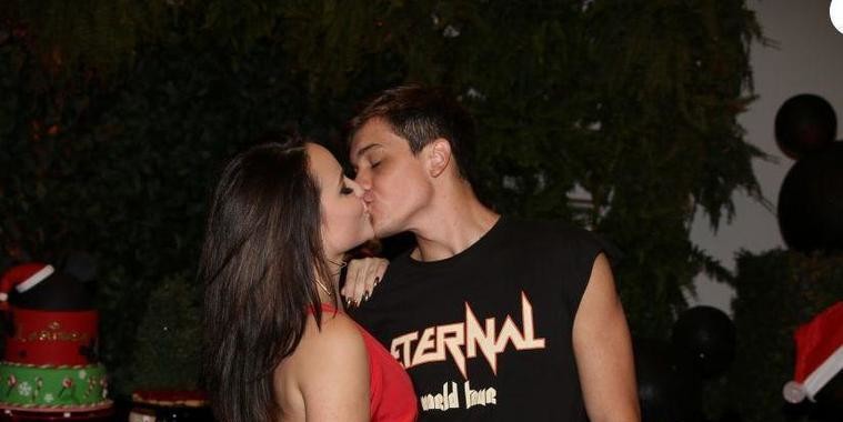 Na Flórida, Larissa Manoela sente saudades do namorado e posta foto