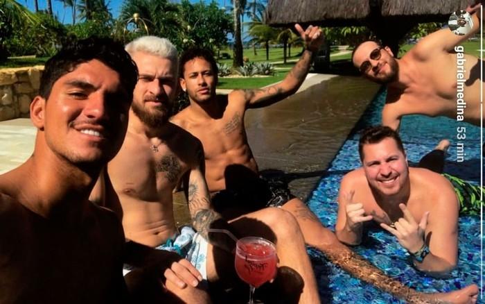 Neymar, Medina e Lucas Lima chegam à Bahia para curtir o réveillon