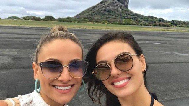 Solteira, Isis Valverde viaja com amiga para Fernando de Noronha