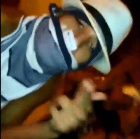 Bando invade velório, rouba caixão e incendeia corpo; vídeo