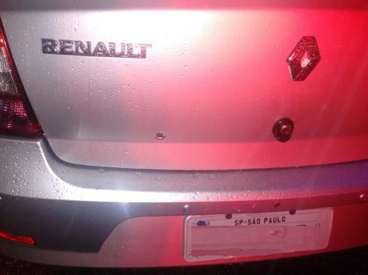 Criança é salva por cadeirinha após criminosos atirarem em carro