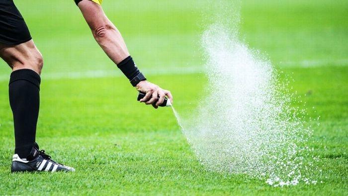 Árbitro Mark Geiger usa o spray durante jogo da Copa das Confederações 2017 (Crédito: Getty)