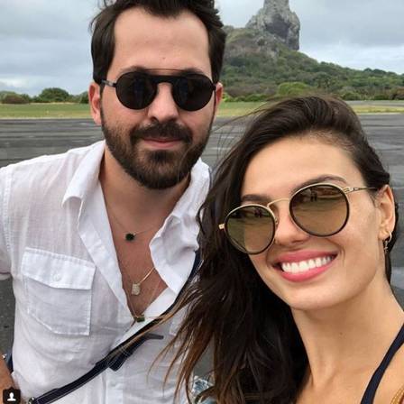 Solteira, Isis Valverde viaja com amiga para Fernando de Noronha