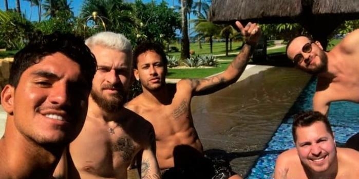 Neymar, Medina e Lucas Lima chegam à Bahia para curtir o réveillon