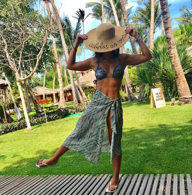 Juliana Paes posta foto e mostra barriga trincada em praia do CE