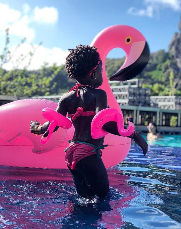 Titi se diverte em piscina (Crédito: Reprodução/ Intagram)