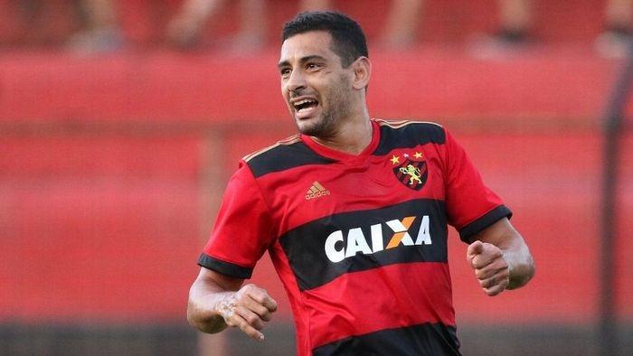 Diego Souza com a camisa do Sport (Crédito: Gazetta Press)