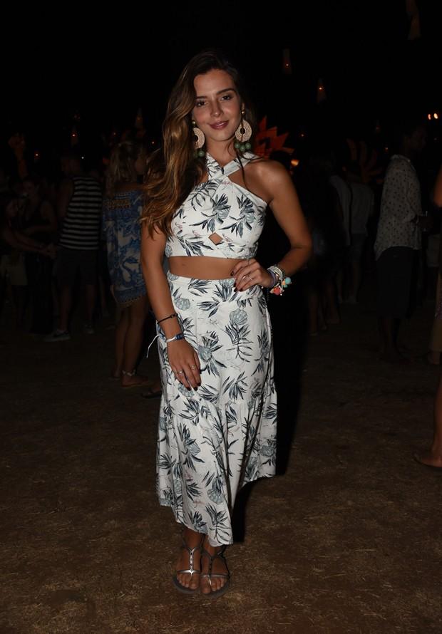 Giovanna Lancellotti curte Noronha com família de ex-namorado