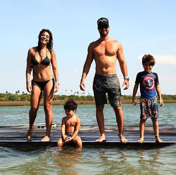 Juliana Paes com o marido e os filhos