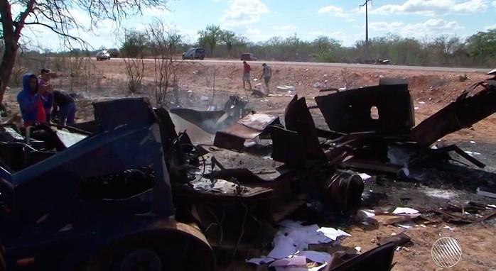 Bandidos rendem vigilantes e explodem carro-forte na Bahia