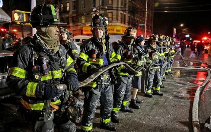 Incêndio em prédio residencial de Nova York deixa 12 mortos