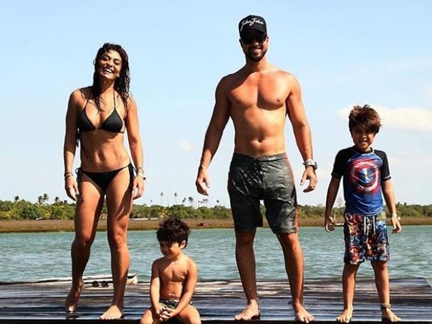 De biquíni, Juliana Paes posa com o marido e filhos em Jericoacoara