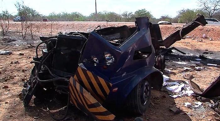 Bandidos rendem vigilantes e explodem carro-forte na Bahia
